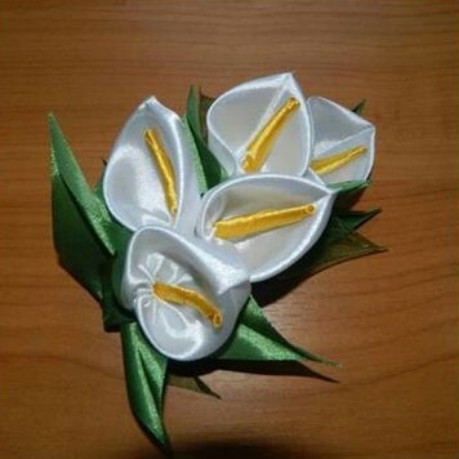 دسته گل عروس شیپوری روبانی