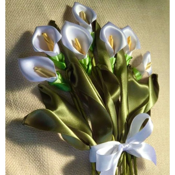 دسته گل عروس شیپوری روبانی